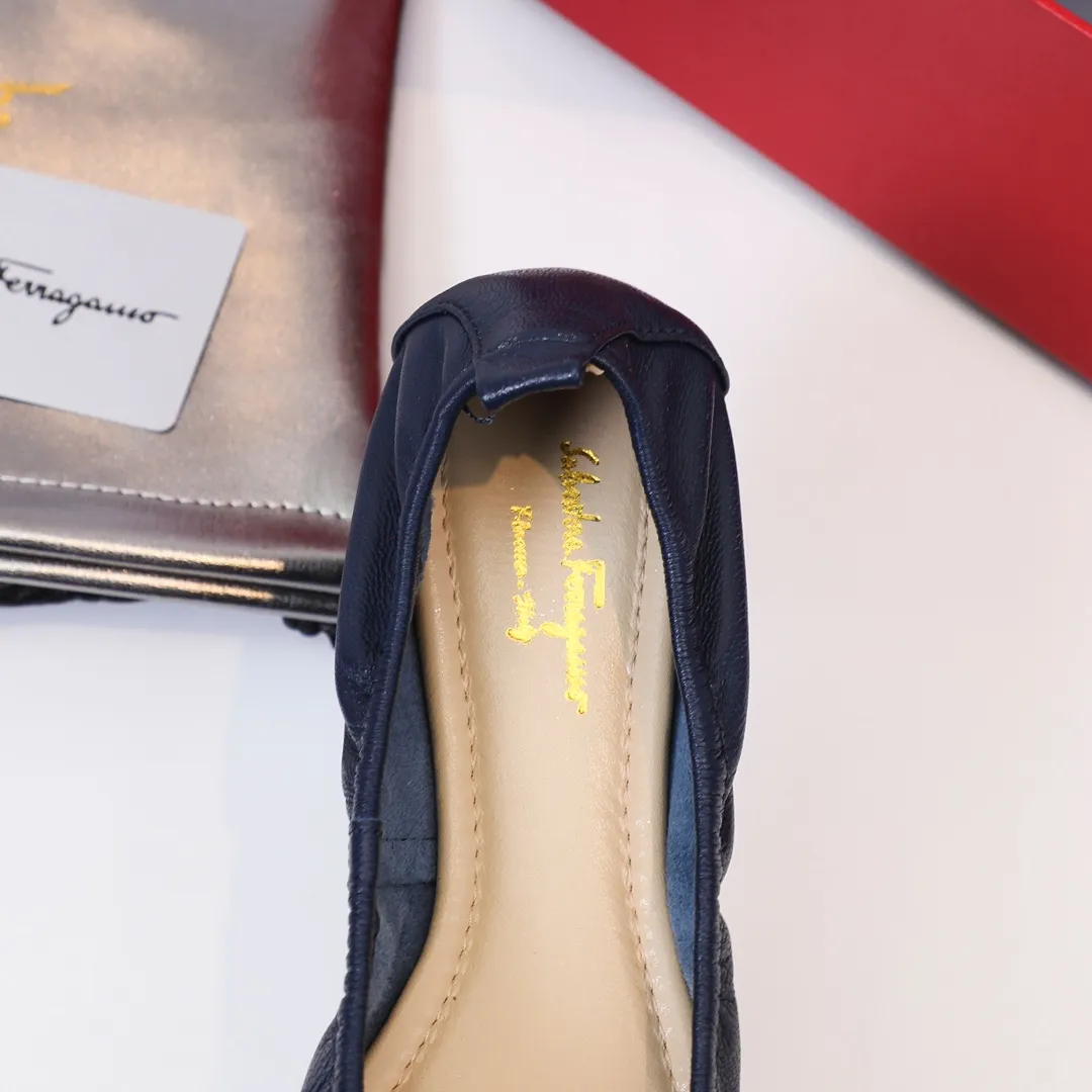 👟👟Ex-factory price 360👟👟 Early spring new style Salvatore Ferragamo hot style small square toe egg roll shoes [wit] 5mm high elastic latex, so soft you want to cry❗️The toe is equipped with Ferragamo's signature hardware butterfly🦋 buckle. Newly opened mold and upgraded outsole, 1cm heel is comfortable and not tiring. Upper: mixed sheepskin Inner pads: light goatskin (non-fading) Color: black, white, gun, red, burgundy, blue, pink Code number: 34-41